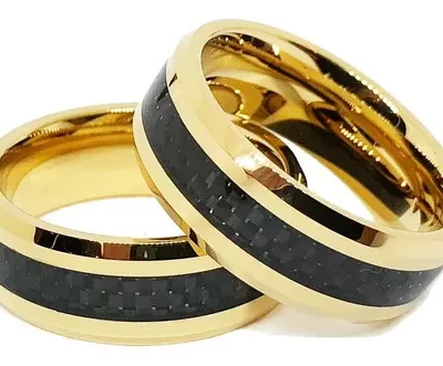 Par De Alianças Tungstênio E Ouro 18k Com Detalhe De Fibra