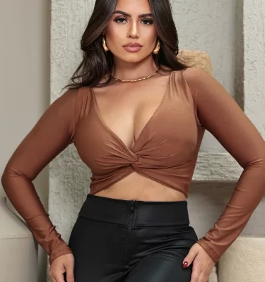 Cropped Top Feminino Com Decote Nó Profundo Manga Longa